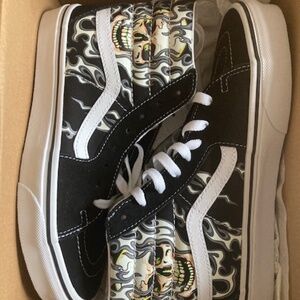 VANS Sk8-Hi Off the Wall Flame Skull Black/True White Lace Ups
